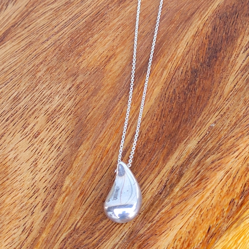 Tiffany & Co / Elsa Peretti Teardrop necklace